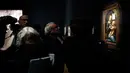 Awak media melihat lukisan "Benois Madonna" karya Leonardo Da Vinci yang dipajang di museum Louvre, Paris, Selasa (22/10/2019). Ada 160 karya dalam pameran 500 tahun wafatnya Leonardo da Vinci yang diharap dapat menarik setengah juta pengunjung saat ditutup pada 24 Februari 2020. (AP/Thibault Camus)