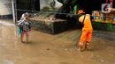 Petugas Penanganan Prasarana dan Sarana Umum (PPSU) melakukan bersih-bersih usai banjir setinggi tiga meter di RT 05/08, Pejaten Timur, Jakarta Selatan, Senin (10/10/2022) Puluhan RT di DKI Jakarta tergenang banjir akibat luapan Sungai Ciliwung yang terjadi pada dini hari tadi. (merdeka.com/Arie Basuki)