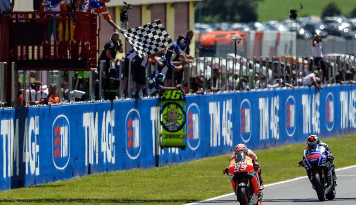 Marc Marquez (Honda MotoGP-kanan) berhasil tampil tercepat diikuti Jorge Lorenzo (Movistar Yamaha MotoGP) dalam balapan di Sirkuit Mugello, Italia, (1/6/2014). (AFP PHOTO/Andreas Solaro)