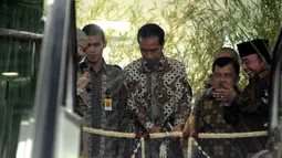 Presiden terpilih Joko Widodo menggunting pita sebagai tanda dibukanya Pasaraya Tribute to Batik 2014 dengan tema "Pasar Klewer Solo Pindah ke Jakarta" di Blok M, Jakarta, Kamis (2/10/2014) (Liputan6.com/Herman Zakharia)