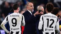 Pelatih baru Juventus, Igor Tudor, memberikan arahan kepada Dusan Vlahovic dan Renato Veiga, saat melawan Genoa, pada laga Liga Italia, di Allianz Stadium, Turin, Minggu (30/3/2025) dini hari WIB. (AFP/Marco Bertorello)