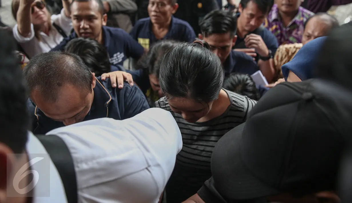 Petugas mengawal ketat kedatangan tersangka pembunuhan Wayan Mirna Salihin, Jessica Kumala Wongso di Kejari Jakarta Pusat, Jumat (27/5). Kejaksaan Tinggi DKI akhirnya menyatakan berkas perkara Jessica Wongso lengkap alias P-21 (Liputan6.com/Faizal Fanani)