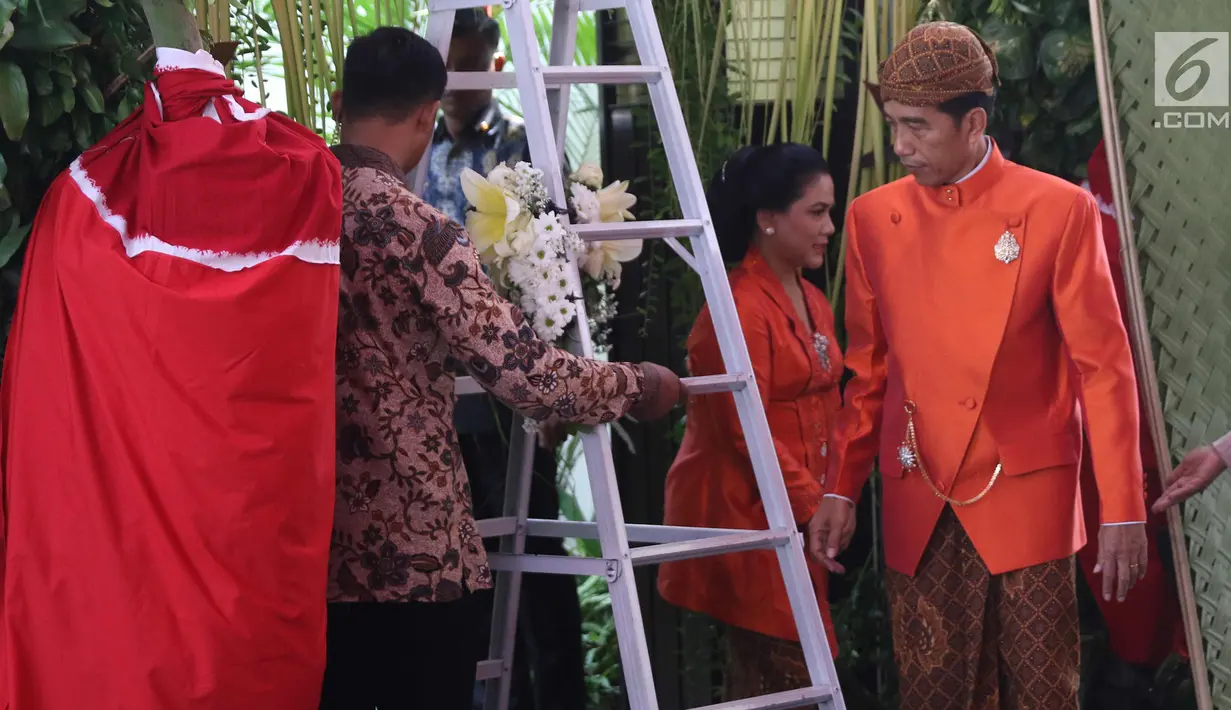Presiden Joko Widodo (Jokowi) bersiap melakukan pemasangan Bleketepe di kediamannya Jalan Kutai Utara, Solo, Selasa (7/11). Pemasangan bleketepe itu merupakan bagian dari prosesi adat pernikahan Kahiyang Ayu dan Bobby Nasution. (Liputan6.com/Angga Yuniar)