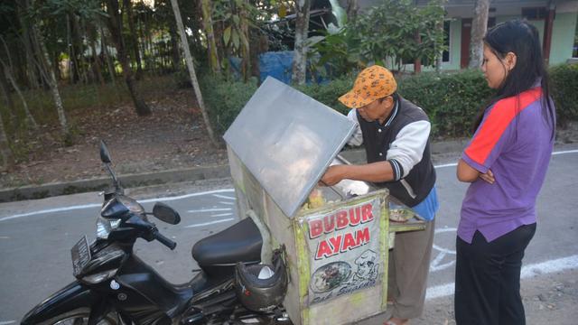 Ayah Capratar Akmil Imron, Ichwani saat berjualan bubur keliling. ( Foto: Liputan6.com/Kodim 0702/Purbalingga/Muhamad Ridlo).