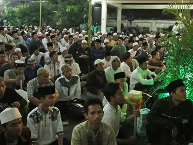 Ratusan santri dan tamu undangan berkumpul di kediaman KH. Abdurrahman Wahid (Gus Dur), Ciganjur, Jakarta Selatan, Jumat (22/12). Kegiatan tersebut digelar dalam Sewindu Haul Gus Dur. (Liputan6.com/Herman Zakharia)