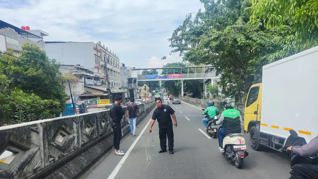 Lokasi kecelakaan pengemudi ojek online (ojol) yang meninggal dunia di Jalan Bandengan Utara, Tambora, Jakarta Barat pada Jumat (24/5/2024).