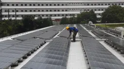 Pemprov Daerah Khusus Jakarta mendorong pemanfaatan Energi Baru Terbarukan (EBT) sebagai sumber energi alternatif diantaranya mendorong pembangunan PLTS pada atap-atap gedung. (merdeka.com/Arie Basuki)