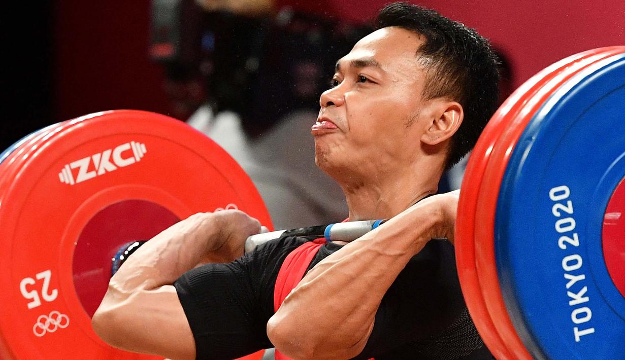 Eko Yuli Irawan berlomba di cabang olahraga angkat besi 61kg putra Olimpiade Tokyo 2020 di Tokyo International Forum, Tokyo, Minggu (25/7/2021). (Foto: AFP/Vincenzo Pinto)