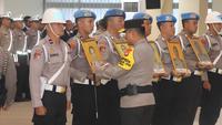Kapolda Metro Jaya Irjen Pol Karyoto menjatuhkan sanksi berupa Pemberhentian Tidak Dengan Hormat (PTDH) alias pemecatan kepada 31 personelnya usai terbukti melakukan pelanggaran kode etik dan profesi Polri. Upacara PTDH dipimpin Kapolda Metro Jaya. (Foto: Dokumen Humas Polda Metro)