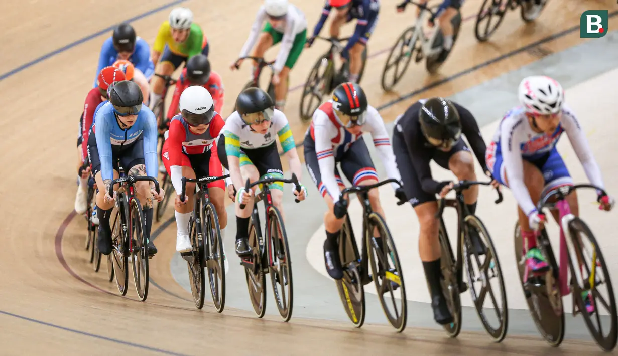 Pebalap sepeda Indonesia, Ayustina Delia Priatna (kiri ketiga) berkompetisi pada nomor omnium scratch race putri UCI Track Nations Cup 2023 di Jakarta International Velodrome, Rawamangun, Jakarta, Minggu (26/02/2023). (Bola.com/Bagaskara Lazuardi)