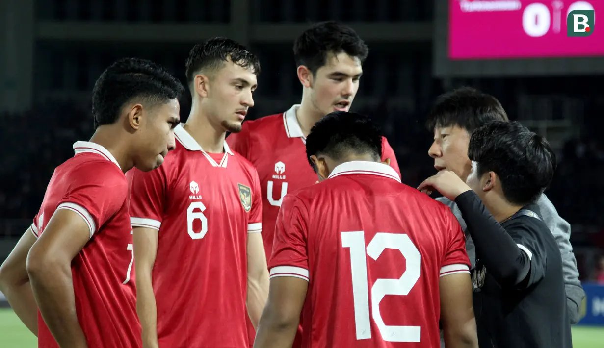 <p>Pemain Timnas Indonesia U-23, Ivar Jenner (kedua kiri) dan rekan-rekannya mendengarkan instruksi dari pelatih Shin Tae-yong (kedua kanan) saat laga Grup K Kualifikasi Piala Asia U-23 2024 melawan Turkmenistan di Stadion Manahan, Solo, Selasa (12/9/2023). Ivar mengaku bahwa golnya ke gawang Turkmenistan dipersembahkan untuk tim, pelatih, dan juga masyarakat Indonesia. (Bola.com/Arief Bagus)</p>