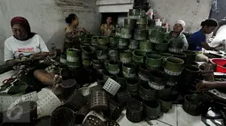Foto yang diambil 23 Januari 2016 menunjukkan pekerja tengah menyiapkan daun pisang yang akan digunakan untuk membungkus kue keranjang di pabrik Nyona Lauw di Neglasari, Tangerang. (Liputan6.com/JohanTallo)