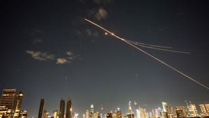 Iran meluncurkan gelombang serangan rudal dan drone balistik ke wilayah Israel pada Sabtu 28 Februari 2026 malam, hingga Minggu 1 Maret 2026 dini hari waktu setempat. Tampak dalam foto, jejak-jejak pencegahan rudal pertahanan udara terlihat di Tel Aviv, Israel, Sabtu 28 Februari 2026. (AP Photo/Ohad Zwigenberg)