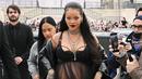 <p>Rihanna menjadi tamu VIP show Dior. Dengan baby-bumpnya, Rihanna tampil luar biasa dengan busana serba hitam rancangan Dior. Foto: Vogue.</p>