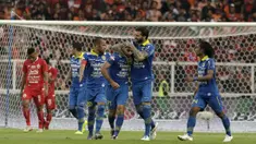 Pemain Persib Bandung merayakan gol yang dicetak Artur Gevonrkyan ke gawang Persija Jakarta pada laga Shopee Liga 1 di SUGBK, Jakarta, Rabu (10/7). Persija bermain imbang 1-1 atas Persib. (Bola.com/Yoppy Renato)