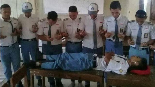 tidur di kelas (foto: brilio)