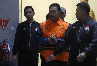 Sebelumnya, Wali Kota Madiun, Maidi bersama dua tersangka lain terjerat OTT KPK pada Senin 19 Januari 2026. Tampak dalam foto, Wali Kota Madiun, Maidi (tengah) dijaga petugas saat menuju mobil tahanan usai pemeriksaan intensif di Gedung Merah Putih Komisi Pemberantasan Korupsi (KPK0, Jakarta, Selasa (20/1/2026). (Liputan6.com/Helmi Fithriansyah)