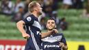 Pemain Melbourne Victory, Ola Toivonen, merayakan gol yang dicetaknya ke gawang Chiangrai United pada laga Liga Champions Asia di Melbourne, Selasa (11/2). Melbourne menang 1-0 atas Chiangrai. (AFP/William West)