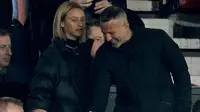 Giggs bersama pacar barunya Helen di Old Trafford (Marca)