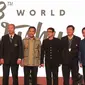 Menpora Imam Nahrawi (keempat kiri) dan Duta Wushu Dunia Jet Li (keempat kanan) beserta para tamu lainnya berpose saat acara pembukaan Kejuaraan Dunia Wushu ke-13 di Jakarta Convention Centre, Jakarta, (13/11/2015). (Liputan6.com/Angga Yuniar)