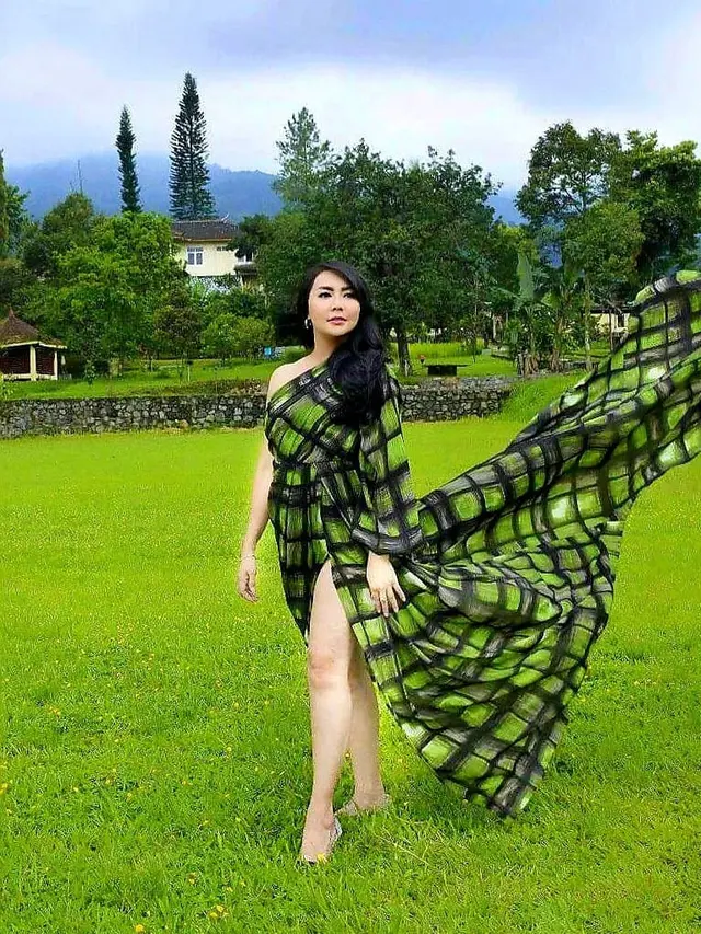 Gaya Pemotretan Tessa Kaunang Dengan Dress Panjang, Tampil Menawan. (Sumber: Instagram/tessakaunang_tuiit)