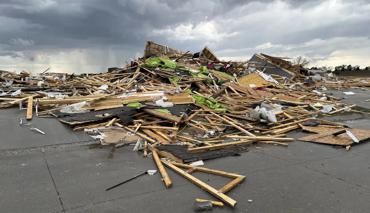 Puing-puing terlihat dari rumah yang hancur di barat laut Omaha, Nebraska, Amerika Serikat (AS), setelah tornado melanda daerah tersebut, Jumat (26/4/2024). (AP Photo/Margery A. Beck)