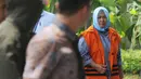 Panitera Pengadilan Negeri Tangerang Tuti Atika memasuk gedung KPK untuk menjalani pemeriksaan, Jakarta, Kamis (29/03). Tuti Atika diperiksa sebagai tersangka terkait suap. (Merdeka.com/Dwi Narwoko)