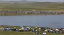 Sejumlah mobil dan tenda wisatawan terlihat memadati tepi Danau Tus, Khakassia, Siberia Krasnoyarsk, Rusia (18/7/2015). Danau Tus terkenal akan lumpurnya yang kaya mineral sehingga diyakini bisa menyembuhkan beberapa penyakit. (REUTERS/Ilya Naymushin)