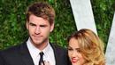 Miley Cyrus dan Liam Hemsworth, selalu ramai dibicarakan soal kemesraan dan hubungannya. Kali ini dikabarkan Miley dan Liam memiliki sebuah rencana yang lebih serius. (AFP/ALBERTO E. RODRIGUEZ)