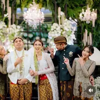 Empat Putri Tora Sudiro saat Pernikahan Kakak Pertamanya Nabila Sudiro. [@deaantys]