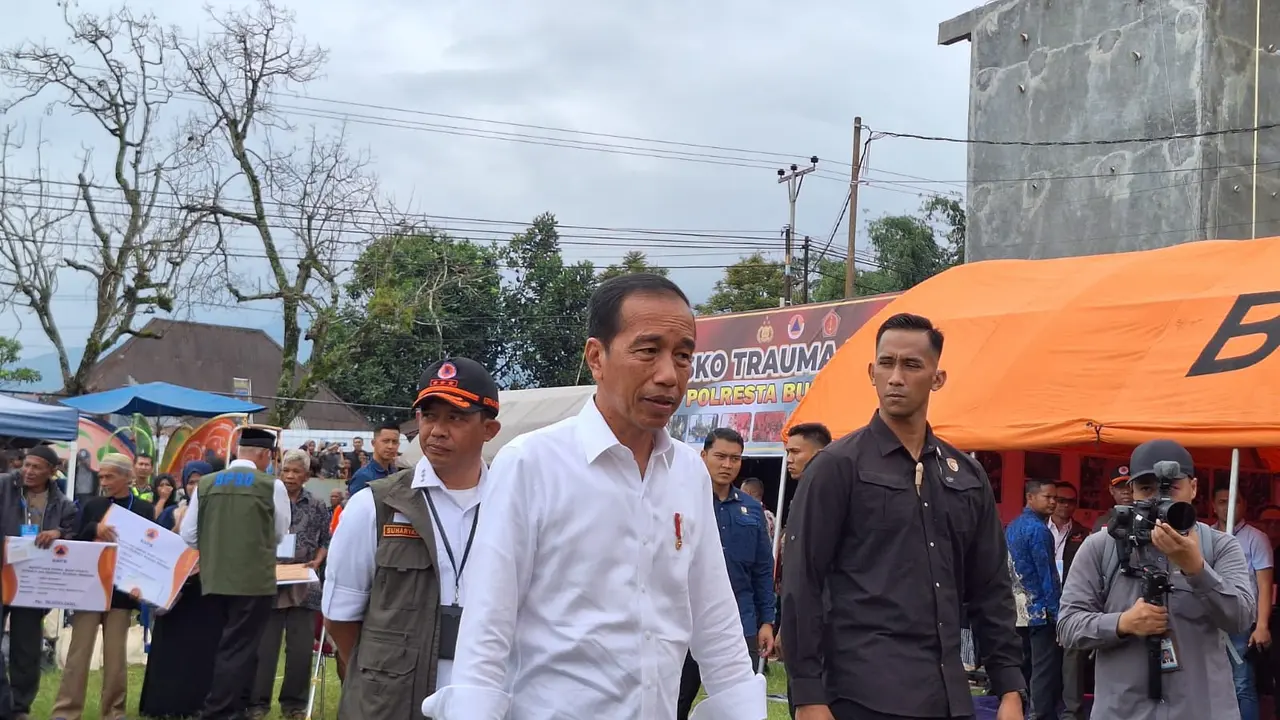Presiden Jokowi meninjau lokasi banjir lahar dingin di Nagari Bukik Batabuah, Kabupaten Agam, Sumatera Barat, Selasa (21/5/2024).