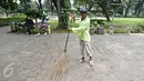 Pekerja Harian Lepas (PHL) sedang menyapu di Taman Suropati, Jakarta, Senin (18/1/2016). Pemprov DKI Jakarta akan mengaudit Dinas Kebersihan terkait kejanggalan antara jumlah PHL dengan penganggaran. (Liputan6.com/Immanuel Antonius)