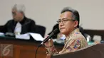 Terdakwa dugaan suap panitera dan hakim PTUN Medan Tripeni Irianto Putro saat sidang lanjutan di Pengadilan Tipikor Jakarta, Kamis (12/11). Tripeni mengaku menerima sejumlah uang dari OC Kaligis melalui M Yagari Bhastara Guntur (Liputan6.com/Helmi Afandi)
