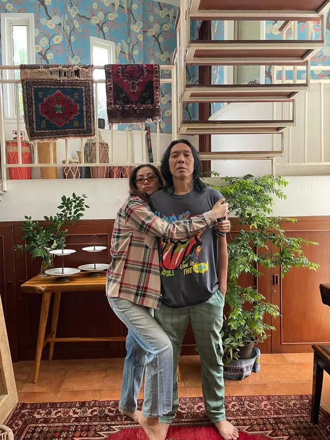 [Fimela] Potret penampilan istri Bimbim Slank