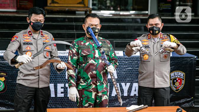 Kapolda Metro Jaya Irjen Fadil Imran (kanan) dan Pangdam Jaya Mayjen Dudung Abdurachman (tengah) menunjukkan barang bukti penyerangan petugas, Polda Metro Jaya, Jakarta, Senin (7/12/2020). Enam dari 10 pengikut Rizieq Shihab tewas ditembak polisi di Tol Jakarta-Cikampek. (Liputan6.com/Faizal Fanani)