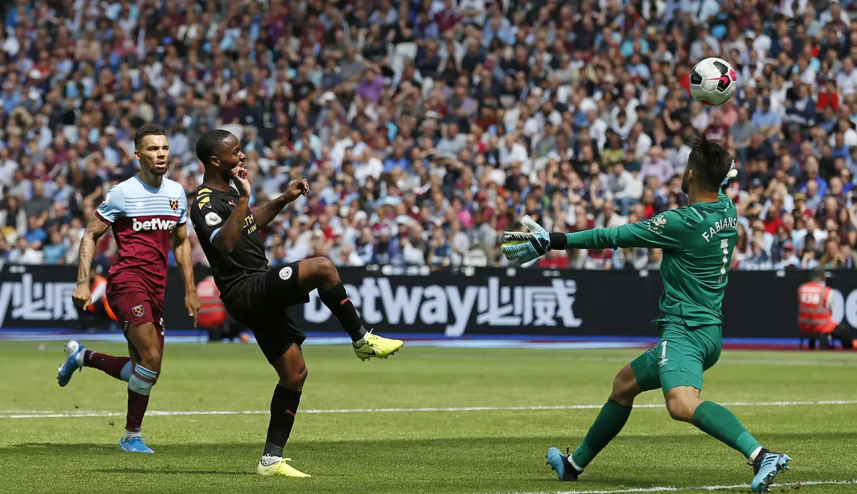 Gelandang Manchester City, Raheem Sterling, berusaha membobol gawang West Ham pada laga Premier League di Stadion London, London, Sabtu (10/8). West Ham kalah 0-5 dari City. (AFP/Ian Kington)