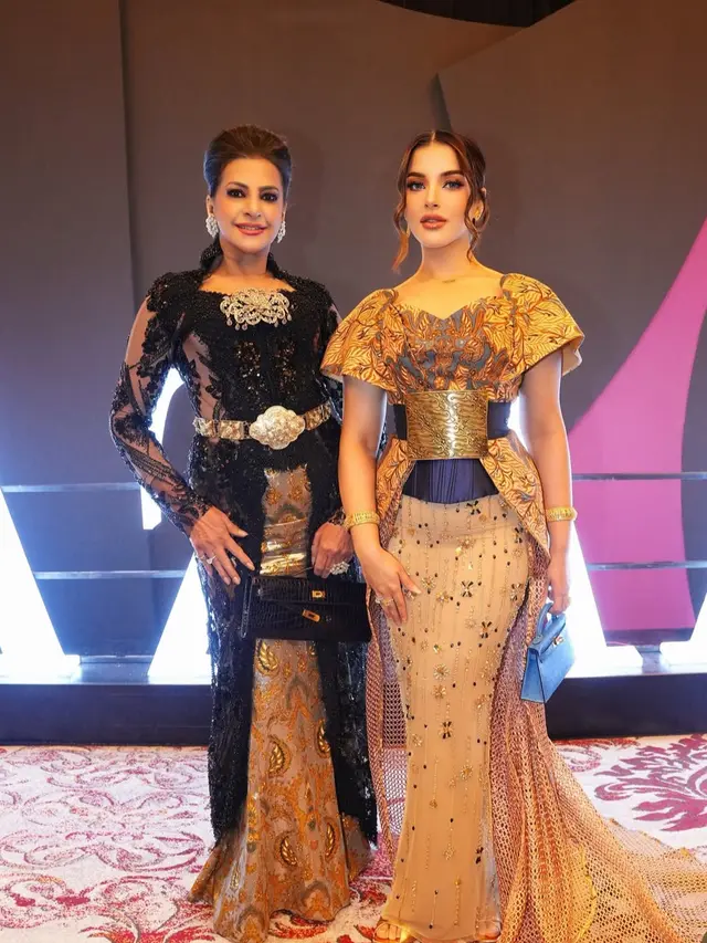 Tasya Farasya dan ibundanya kenakan kebaya. [@tasyafarasya]