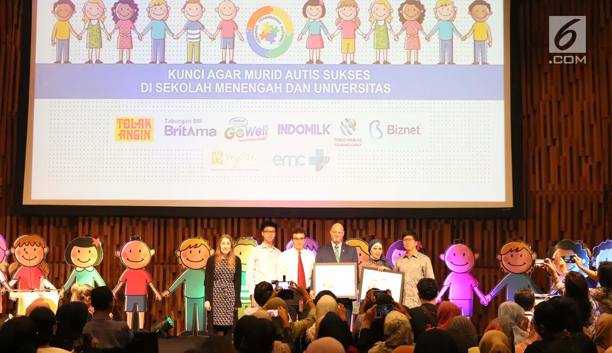Managing Director Emtek Group, Sutanto Hartono (kanan) berfoto bersama para pembicara usai seminar Penanganan Autisme yang diselenggarakan YPP, Jakarta, Rabu (7/8/2019). Seminar bertema Kunci Agar Murid Autis Sukses di Sekolah Menengah dan Universitas. (Liputan6.com/Helmi Fithriansyah)