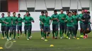 Jelang laga lanjutan penyisihan grup A SEA Games 2015, timnas Indonesia U-23 melakukan latihan di Temasek Polytechnic, Singapura, Kamis (4/6/2015). Sejumlah penggawa timnas Indonesia melakukan pemanasan jelang berlatih. (Liputan6.com/Helmi Fithriansyah)