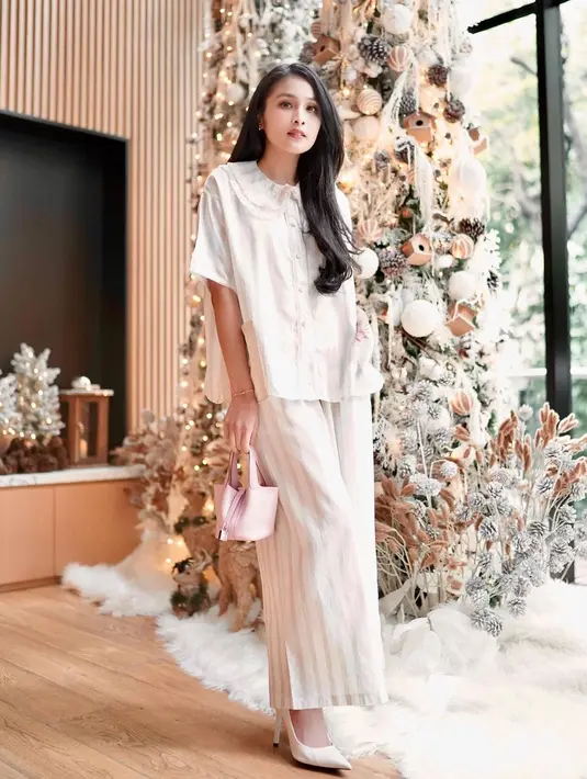 Adapun blouse dengan potongan longgar menjadi gaya ala Korea yang sempurna. [Foto: Sandra Dewi/ Instagram]