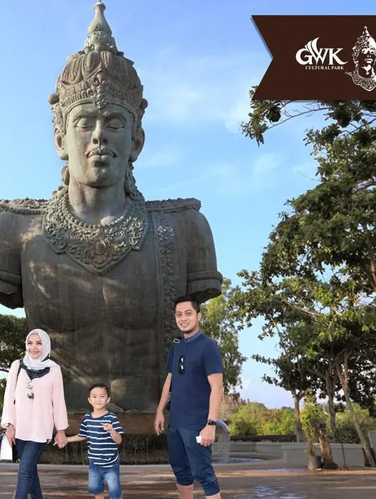 "Saya harus berjualan sepatu dengan cara berkeliling ke lokasi-lokasi syuting untuk beli susu anak. Soal penipuan itu cukup banyak kerugian yang saya alami. Tapi saya menganggap itu sebagai peluntur dosa saya," jelas Ferry. (Instagram/ferryardiansyah19)
