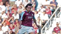 Carlos Tevez saat memperkuat West Ham United. (AFP/Glenn Campbell)