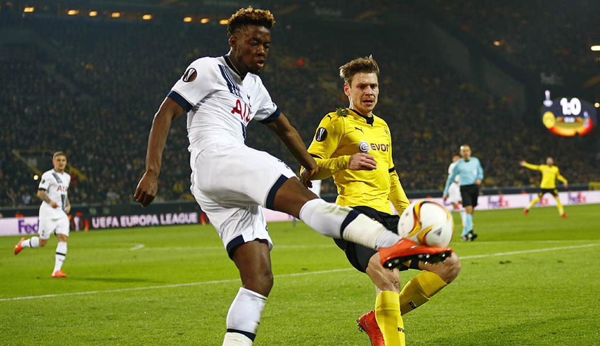 Bek Dortmund, Marcel Schmelzer, menahan laju gelandang Tottenham, Josh Onomah. Selaku tuan rumah, Dortmund, langsung mengambil inisiatiaf serangan sejak babak pertama. (Reuters/Wolfgang Rattay)