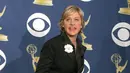 Menurut Ellen DeGeneres, pengakuan dirinya tersebut menakutkan dan gila. Ia banyak berpikir tentang pandangan orang lain. “‘Akankah aku tetap terkenal? Akankah mereka tetap mencintaiku jika mereka tahu aku gay?’” kenang Ellen. (Bintang/EPA)