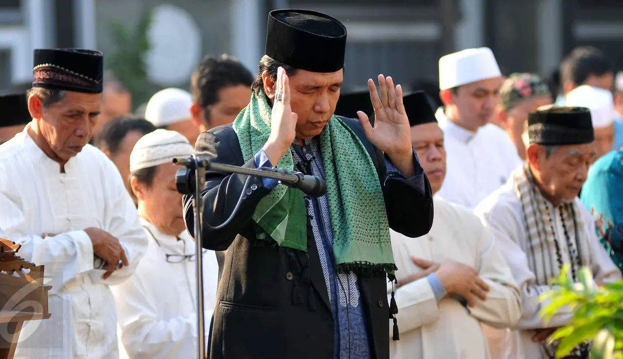Ribuan warga Muhamadiyah melaksanakan Salat Idul Adha 1436 H di halaman Kampus UHAMKA, Jakarta, Rabu (23/9/2015). Muhammadiyah meminta pemerintah menetapkan libur dua hari karena adanya perbedaan waktu pelaksanaan. (Liputan6.com/Gempur M Surya)