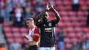 Striker Manchester United, Romelu Lukaku, memberikan aplaus kepada suporter usai laga melawan Southampton pada laga Premier League di Stadion St Mary's, Sabtu (23/9/2017). Manchester United menang 1-0 atas Southampton. (AFP/Glyn Kirk)