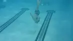Siapa sangka diusianya yang masih 3 tahun, ia sudah lincah berenang hingga kedalaman 1,5 meter.