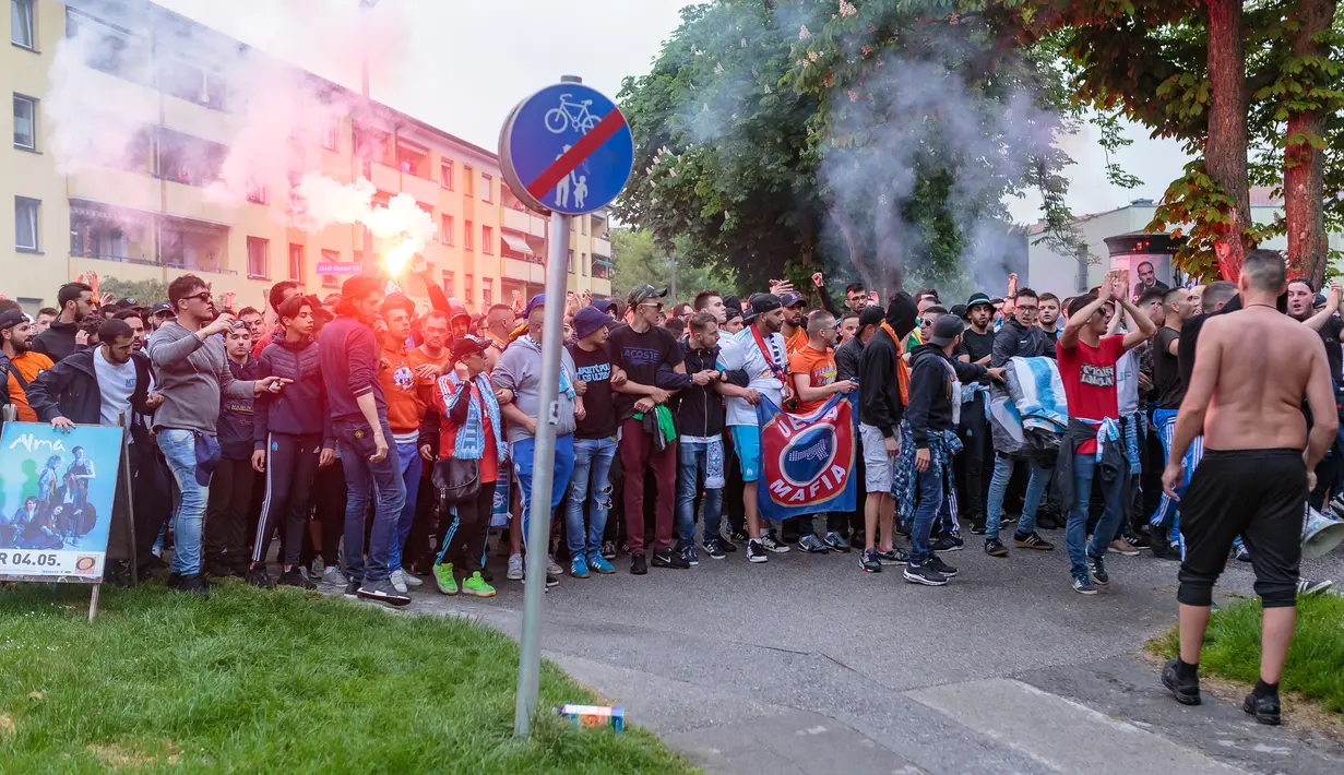 Para pendukung Olympique Marseille berkumpul untuk menonton pertandingan melawan FC Salzburg di Red Bull Arena, Austria (3/5). Olympique Marseille bermain di kandang FC Salzburg dalam pertandingan semi final Liga Europa. (JFK / EXPA / APA / AFP)
