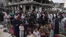 Warga Palestina melaksanakan salat menandai dimulainya Idul Adha, Hari Raya Kurban, di jalan yang rusak parah di Khan Yunis, Jalur Gaza Selatan, pada Rabu 27 Mei 2026. (BASHAR TALEB/AFP)