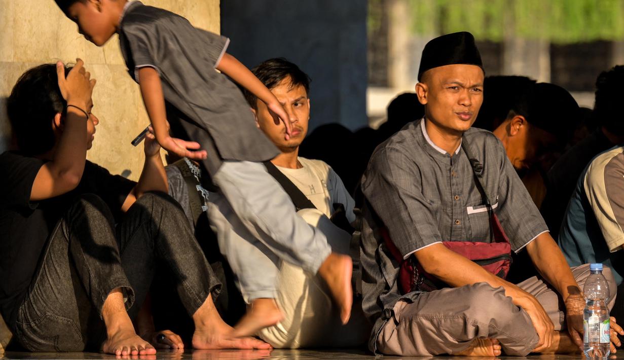 Dalam bulan suci Ramadan, seluruh amal baik yang dilakukan akan dilipatgandakan pahalanya oleh Allah SWT. (BAY ISMOYO/AFP)